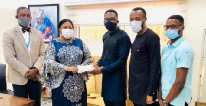 First Lady presents $20,000 to sick pencil artist