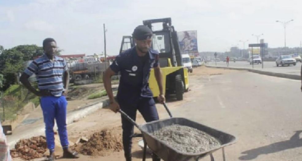 Policeman Spotted Repairing Damage Traffic Light With His Own Resource