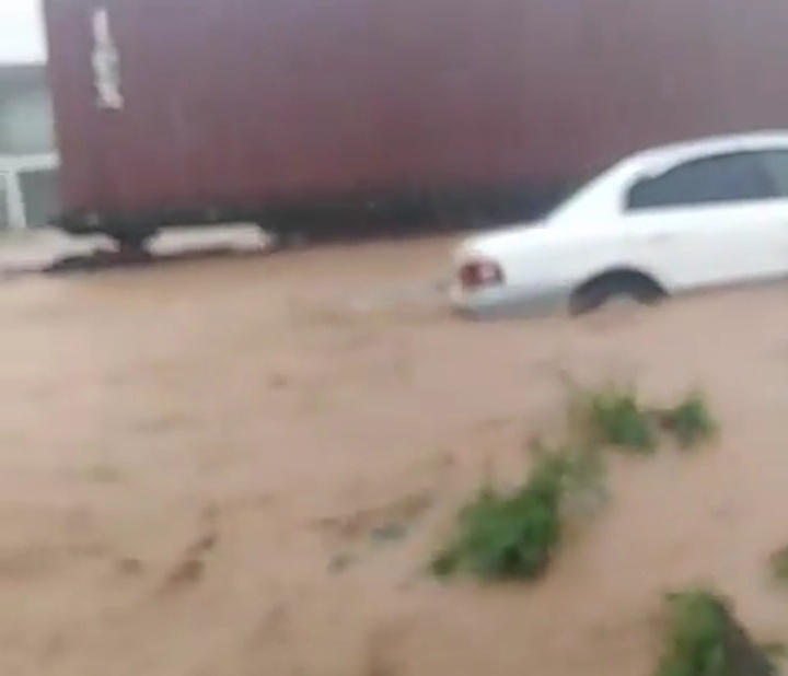 Kasoa SCC Road is Flooded, Travellers  to and Fro should take caution