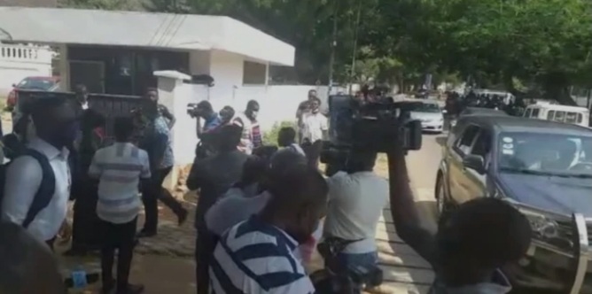 Drama as Lady storms JJ’s house claiming Atta Mills has asked her to resurrect him( watch video)