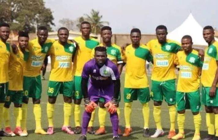Dwarfs Goalkeeper Razak Issah scored from a free-kick in injury time to rescue a point in central derby.